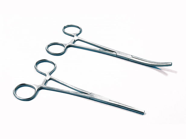 Pinza hemostática Kocher c/diente curva